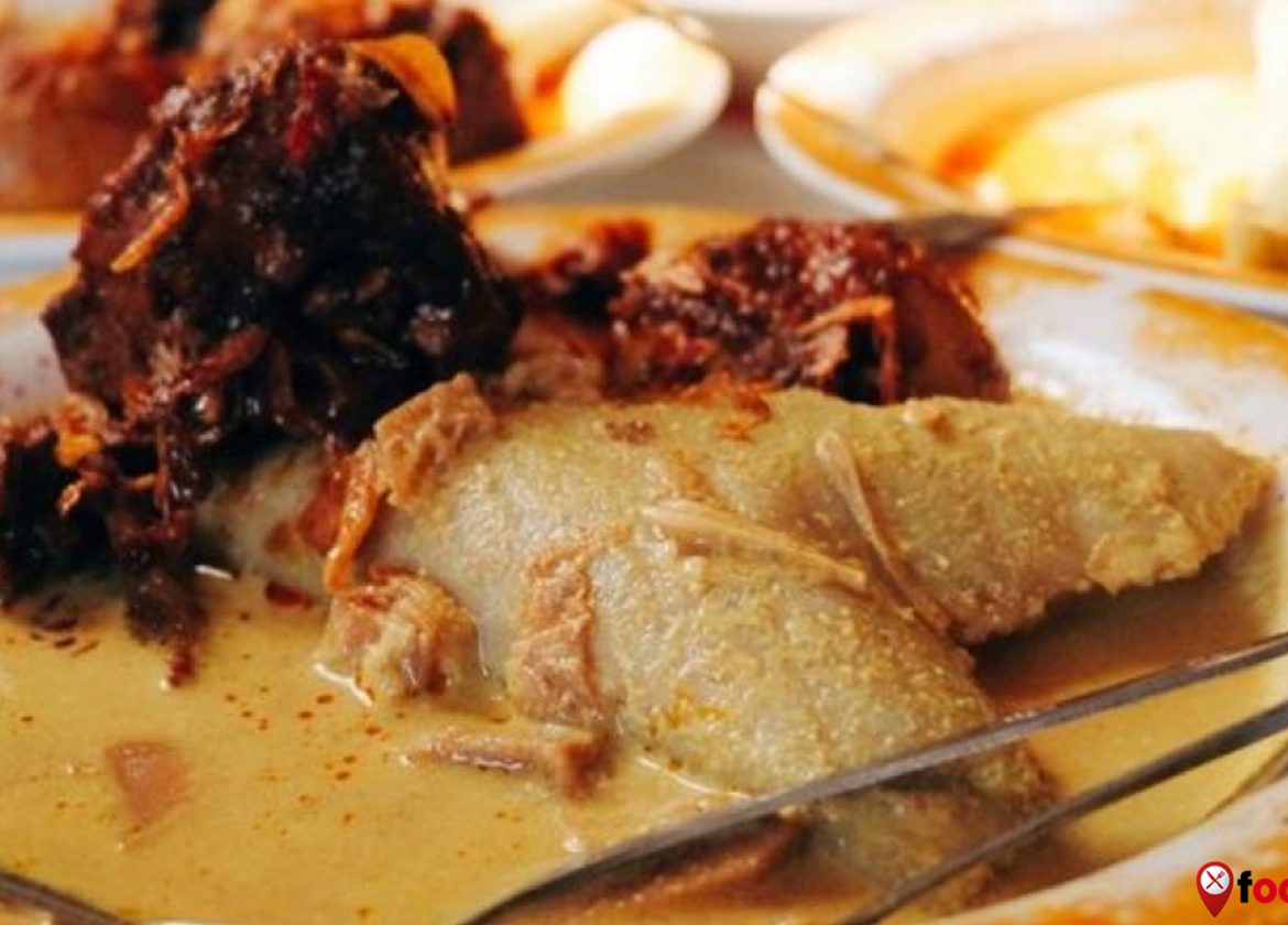 Mengenal Lontong Orari: Makanan Ikonik yang Wajib Dicoba