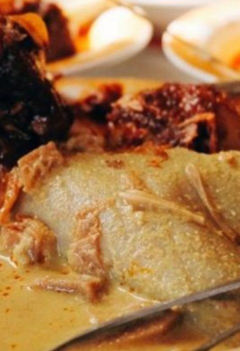 Mengenal Lontong Orari: Makanan Ikonik yang Wajib Dicoba