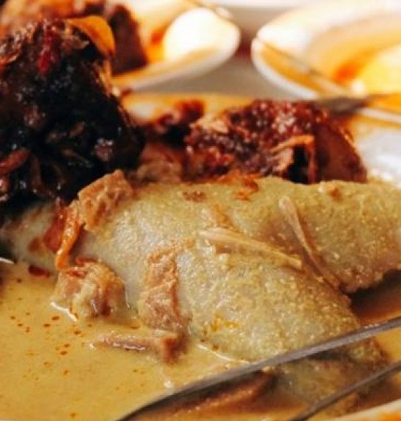 Mengenal Lontong Orari: Makanan Ikonik yang Wajib Dicoba