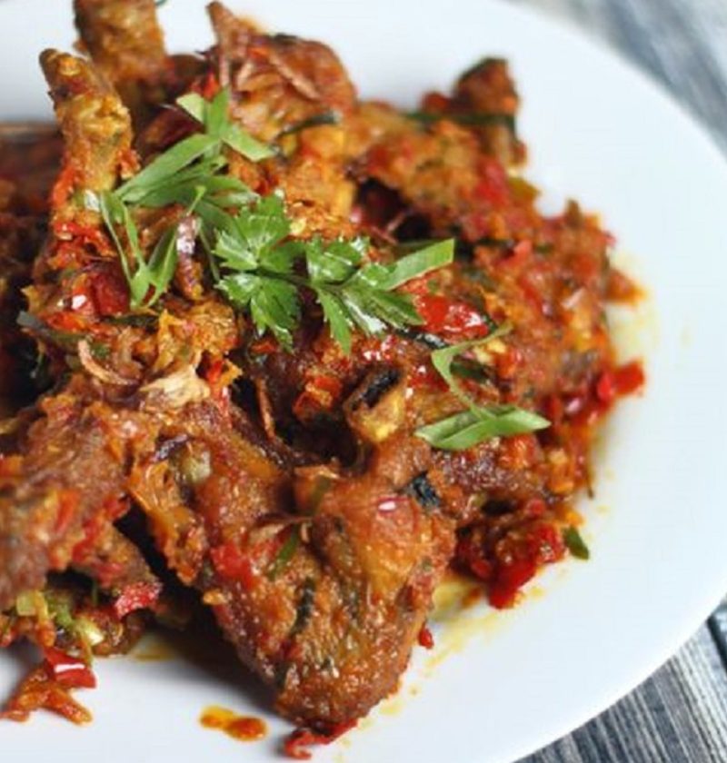 Nikmatnya Ayam Rica-Rica, Hidangan Pedas Favorit dari Manado