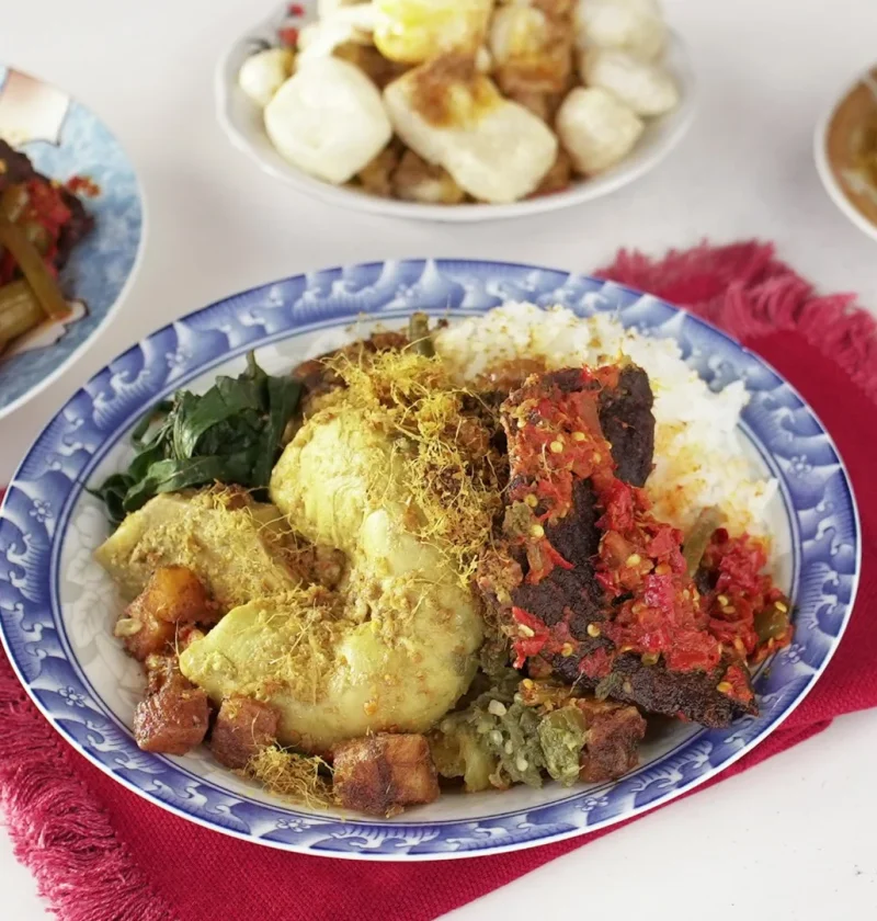 Nasi Kapau: 4 Rasa Khas yang Membuat Kuliner Ini Terus Populer 1 Nasi Kapau: 4 Rasa Khas yang Membuat Kuliner Ini Terus Populer