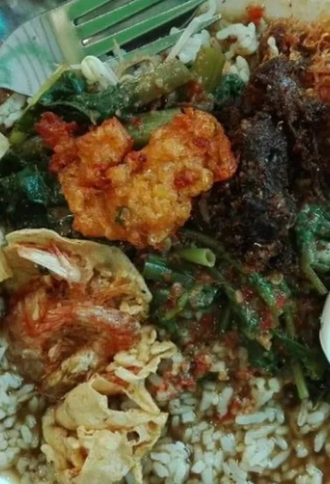 Kuliner Pecel Rawon: 4 Cara Hidangan Ini Memikat Selera Anda