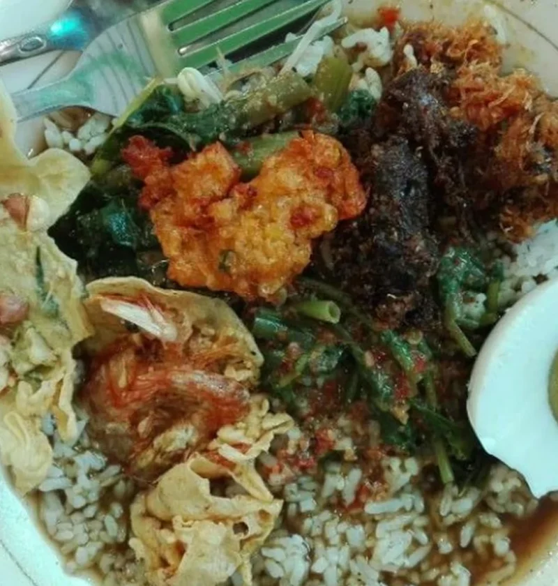 Kuliner Pecel Rawon: 4 Cara Hidangan Ini Memikat Selera Anda